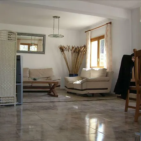 Large Detached House In Gardens - Ginesta Vakantiehuis